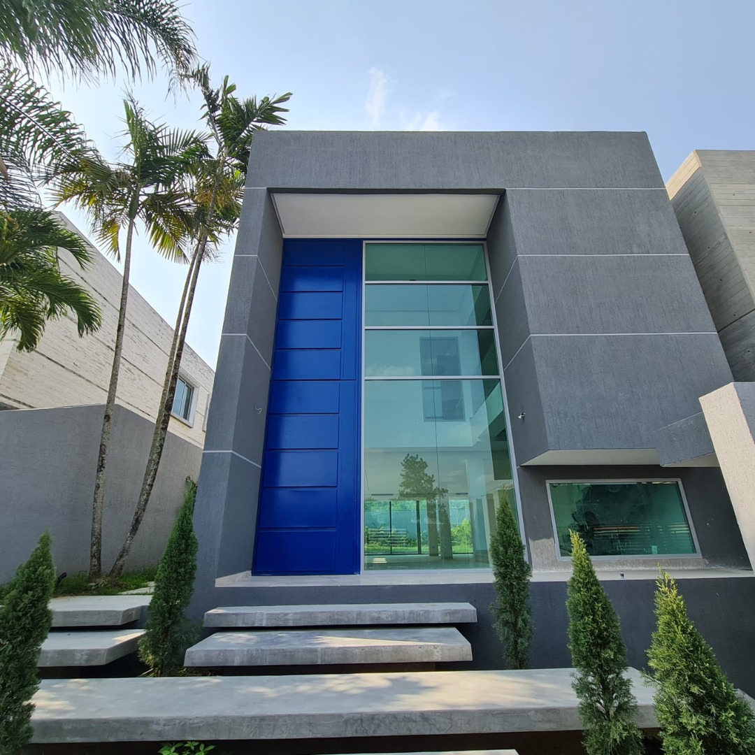 Modern and Spacious Family Home in Altos de Guaparo